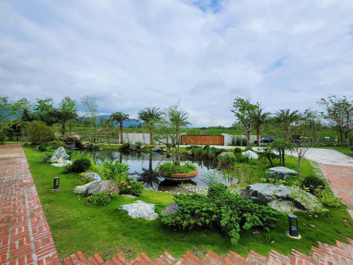 Apartmán 山花映水紅莊園民宿 Yuemei Exteriér fotografie