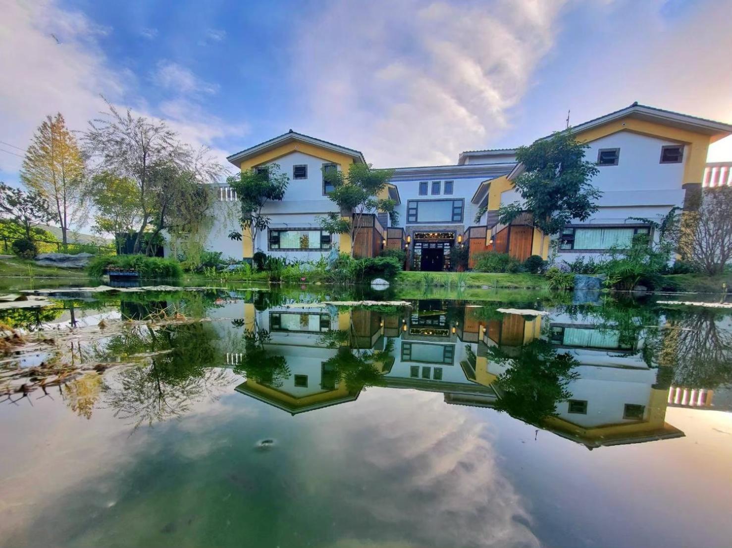 Apartmán 山花映水紅莊園民宿 Yuemei Exteriér fotografie